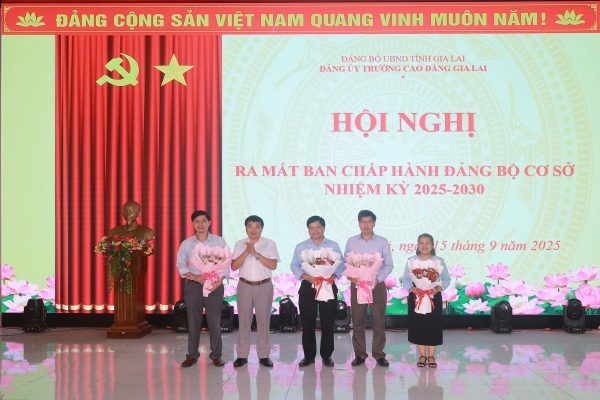 Đồng chí Phạm Văn Điều tặng quà chia tay các đồng chí thôi tham gia Ban Chấp hành và Ủy ban Kiểm tra nhiệm kỳ 2025-2030
