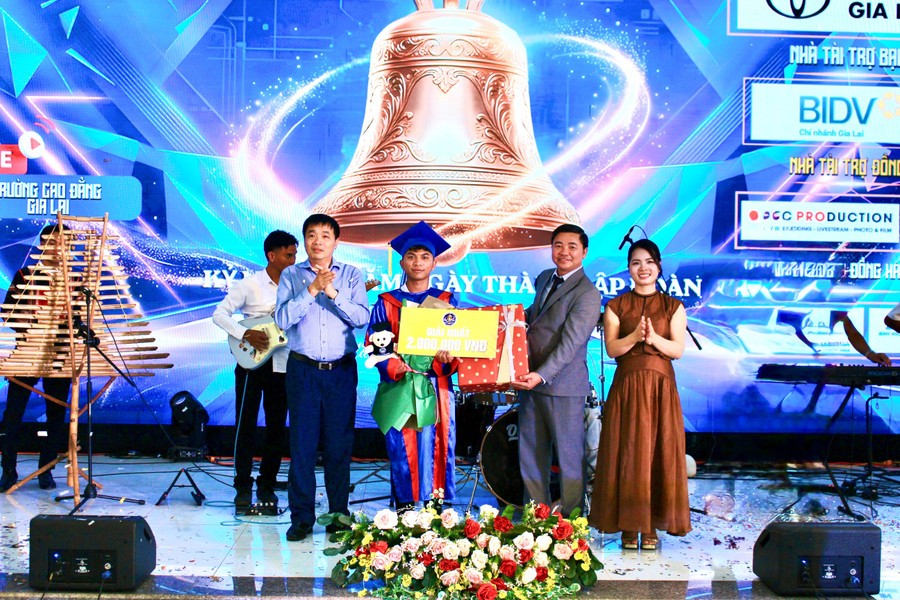 Ban tổ chức trao giải nhất cho thí sinh Đinh Văn Châu (Khoa Nông lâm).