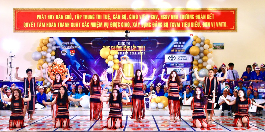 Tiết mục văn nghệ đặc sắc góp phần tạo không khí sôi nổi cho cuộc thi.